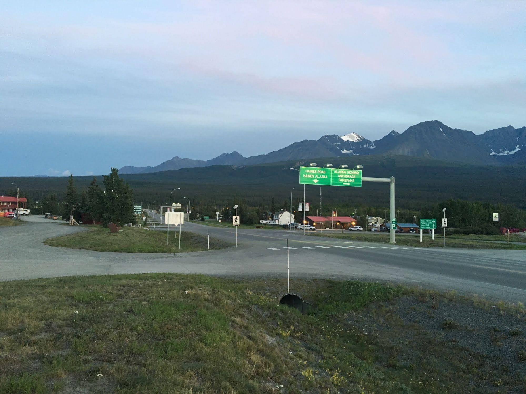 Kluane Park Inn Haines Junction Exterior photo